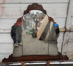 lot 115 image: Antique Mirror