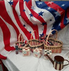 lot 195 image: Patriotic Decor