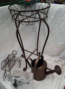 lot 206 image: Outdoor Decor