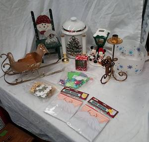 lot 211 image: Christmas Decor