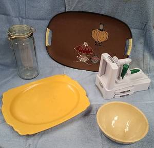 lot 227 image: Kitchen items
