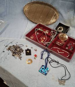 lot 228 image: Dresser tray, jewelry tray and jewelry