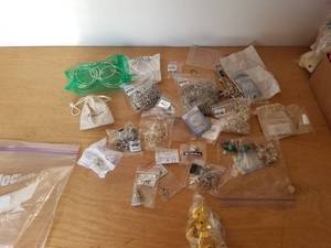 lot 200 image: Jewelry making supplies