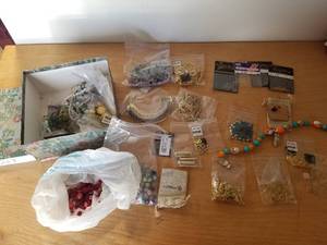 lot 203 image: Jewelry making supplies