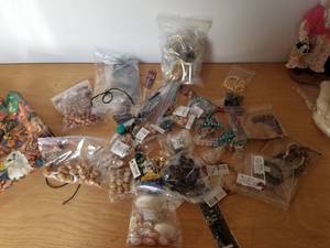 lot 204 image: Jewelry making supplies