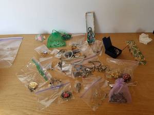lot 208 image: Jewelry