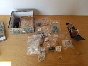 lot 210 image: Jewelry making supplies