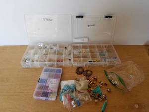 lot 211 image: Jewelry making supplies