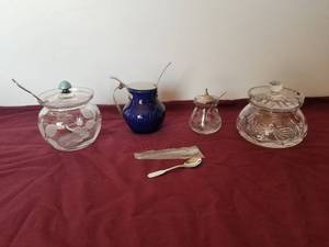 lot 27 image: Collectible sugar bowls