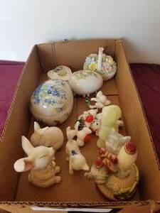 lot 15 image: Vintage figurine