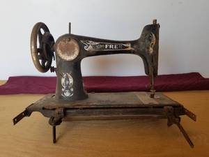 lot 18 image: Vintage sewing machine