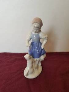 lot 48 image: Vintage figurine