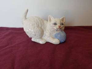 lot 61 image: Vintage figurine