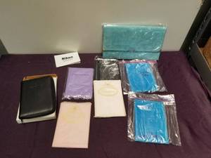 lot 128 image: Travel items