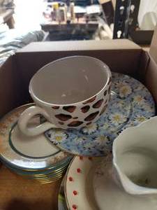 lot 170 image: Kitchen items - plates