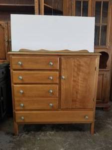 lot 29 image: Furniture