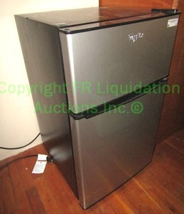 lot 4 image: Whirlpool model WH31S1E mini refrigeratorfreezer