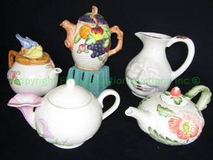 lot 11 image: Ceramic tea pots including a Fitz & Floyd