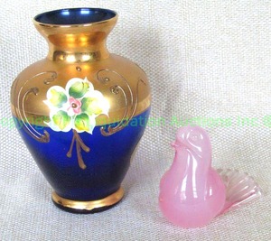 lot 16 image: Italian Murano glass Oball hand blown bird and hand painted with 18k gold on cobalt blue vase
