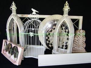 lot 21 image: Broyhill and other brands home decor items