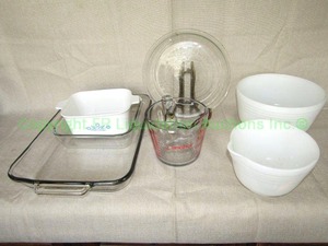lot 46 image: Vintage Pyrex glass bakeware including two vintage mixing bowls, and Corelle baking dish