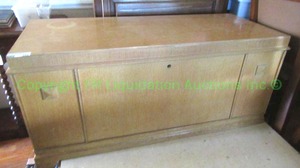 lot 205 image: Vintage Montgomery Ward cedar hope chest oak veneer exterior cedar lined interior (one side base trim needs reattached)