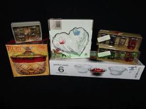 lot 99 image: Glass serving ware and napkin rings