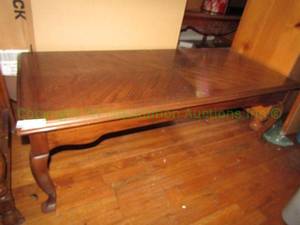 lot 89 image: Oak veneersolid coffee table with cabriole legs