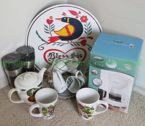 lot 275 image: Kitchen Gourmet 4 cup coffee maker and ceramic cups, plus travel mugs as shown