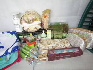 lot 152 image: Assorted bath accessories and supplies