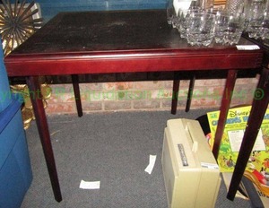 lot 123 image: Cosco wood trim folding leg card table