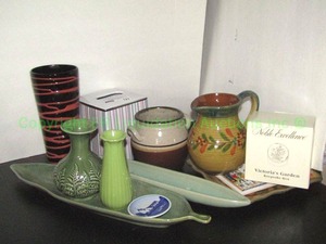 lot 121 image: Ceramic decor and serveware as shown