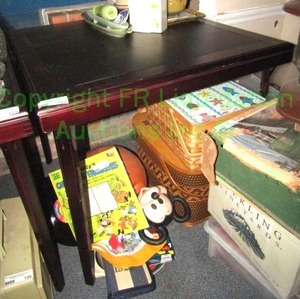 lot 124 image: Cosco wood trim folding leg card table