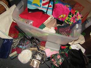 lot 131 image: Assorted purses, clutches and tote bags