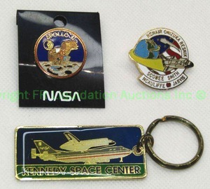 lot 272 image: NASA commemorative lapel pins and keychain including Space shuttle Challenger (Disaster crew), Apollo 11, Kennedy Space center