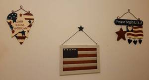 lot 51 image: Patriotic style wall decor as shown.