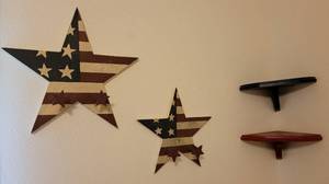 lot 53 image: Patriotic style wall decor as shown.