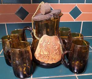 lot 71 image: Vintage amber glass pitcher with 6 glasses as shown. Pitcher has a wooden style lid.