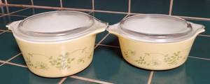 lot 77 image: Lot of 2 vintage Pyrex dishes with clear lids as shown. (Your bid x 2)