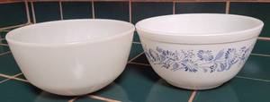 lot 78 image: Lot of 2 vintage over ware dishes including (1) Anchor Hocking Fire King and (1) Pyres as shown.