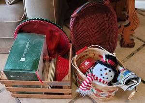 lot 100 image: Mixed lot including baskets, trays, decor and more as shown.