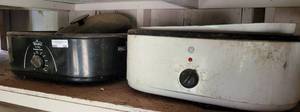lot 126 image: Lot of 2 roastersslow cookers as shown. (1) GE and (1) Rival.