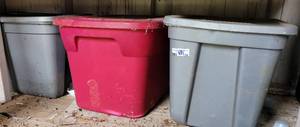 lot 129 image: Lot of 3 plastic storage containers with lids as shown. (Your bid x 3)