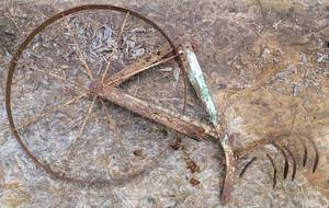 lot 160 image: Vintage Wagon Wheel as shown. Approx 23in diameter.