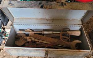 lot 271 image: Metal tool box with contents as shown.