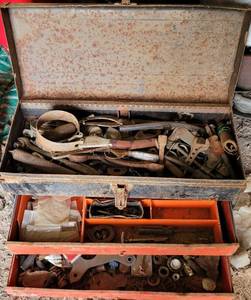 lot 272 image: Metal tool box with contents as shown.