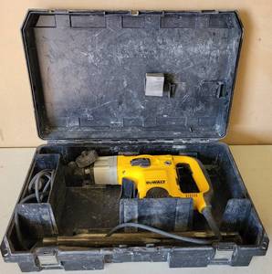 lot 3 image: DEWALT 1 34 ROTARY HAMMER D25650 WITH CHISEL BITS IN STORAGECARRYING CASE AS SHOWN.