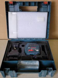 lot 31 image: BOSCH PROFESSIONAL GLL 100 G GREEN-BEAM SELF-LEVELING CROSS-LINE LASER WITH ACCESSORIES AND STORAGECARRYING CASE AS SHOWN.