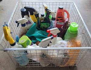 lot 40 image: LARGE WIRE BASKET WITH CONTENTS INCLUDING CLEANERS, GLOVES AND MORE AS SHOWN.
