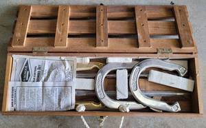lot 45 image: OLD SCHOOL GOLD EDITION HORSHOES SET IN WOODEN STORAGE CRATE AS SHOWN.